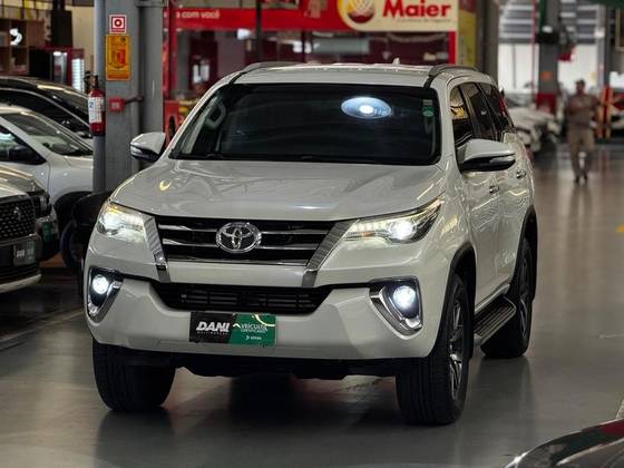 TOYOTA HILUX SW4 2.8 SRX 4X4 7 LUGARES 16V TURBO INTERCOOLER DIESEL 4P AUTOMÁTICO